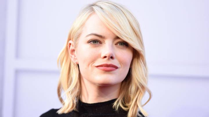 Emma Stone con vestido negro durante una gala en Hollywood.
