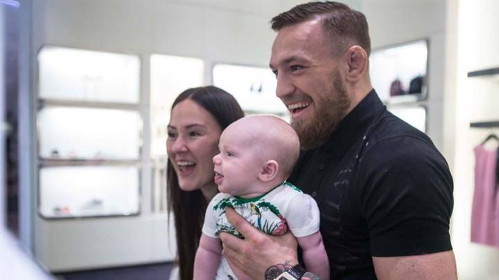 Conor McGregor con su novia Dee Devlin y con su hijo de tres meses Conor Jack McGregor. Foto Instagram @thenotoriousmma