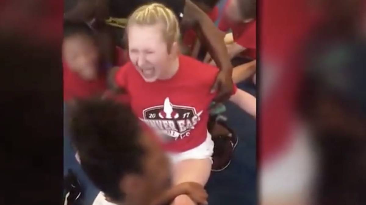Una cheerleader es forzada a hacer un spagat con una cruel técnica. Imagen: YouTube