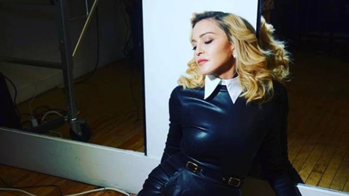 Madonna sentada en el suelo en una imagen de su cuenta de Instagram.