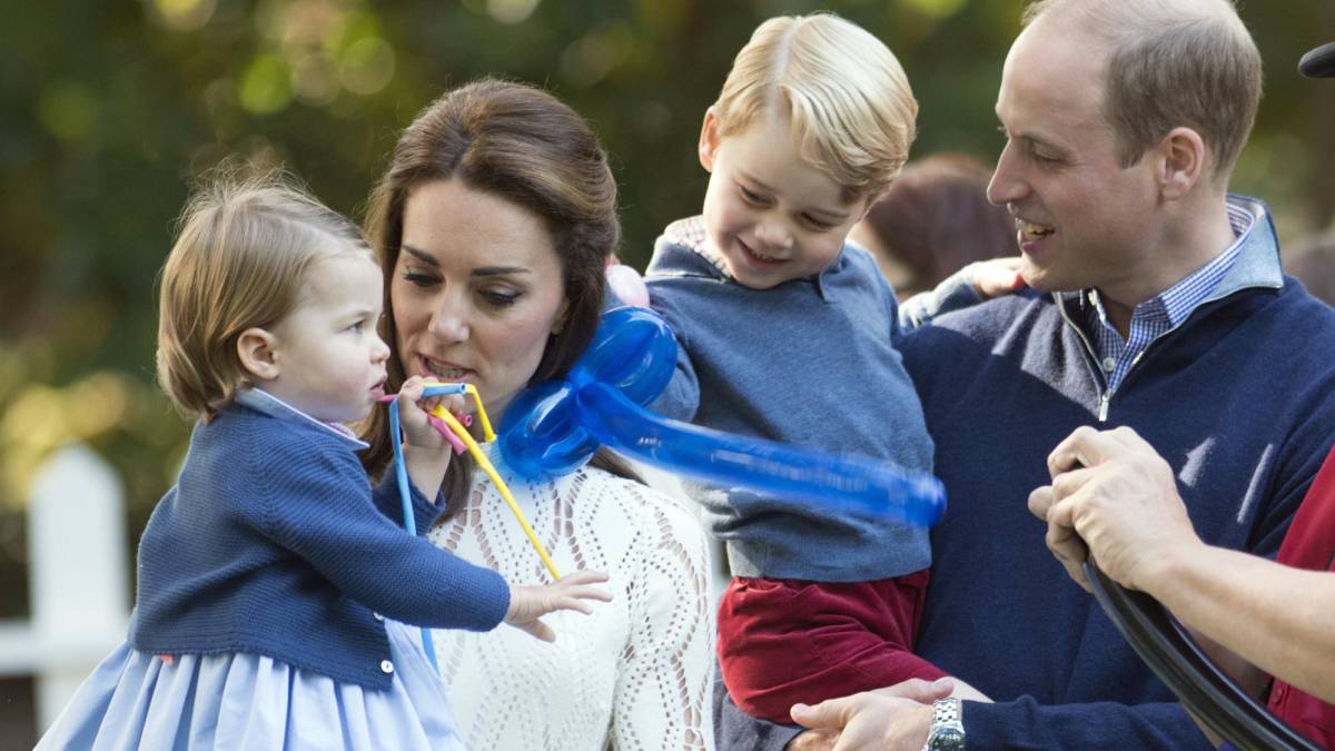 Los duques de Cambridge junto a sus dos hijos, Jorge y Carlota.