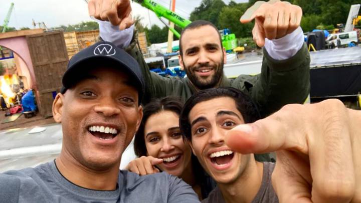 Will Smith junto a Mena Massoud, Naomi Scott y Marwan Kenzari, protagonistas de Aladdin.