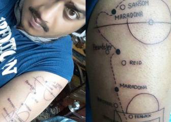 Un indio se tatúa en el brazo el