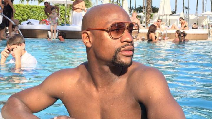 El exboxeador Floyd Mayweather en una piscina. Foto Instagram @floydmayweather