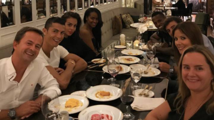 Cristiano Ronaldo presenta a Georgina Rodríguez a sus amigos. Foto: Instagram