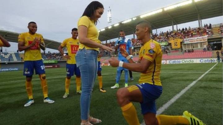El futbolista colombiano Guillermo Sierra pidiendo matrimonio a su novia Cindy en el descanso del partido entre el Chorrillo FC y Plaza Mayor de la Liga Panameña de fútbol. Foto Twitter