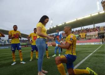 Un futbolista pide matrimonio a su novia en el descanso de un partido