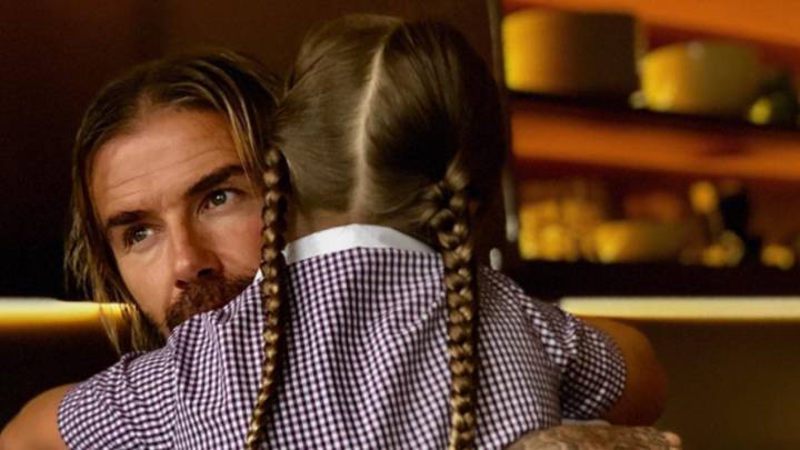 David Beckham abrazado a su hija Harper Seven. Foto Instagram @victoriabeckham