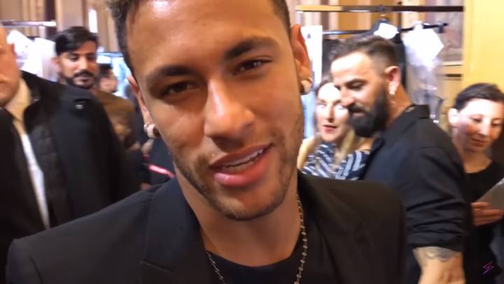 Neymar en la París Fashion Week durante su encuentro con el estilista, productor de moda y presentador ítalo-brasileño Matheus Mazzafera. Foto Youtube