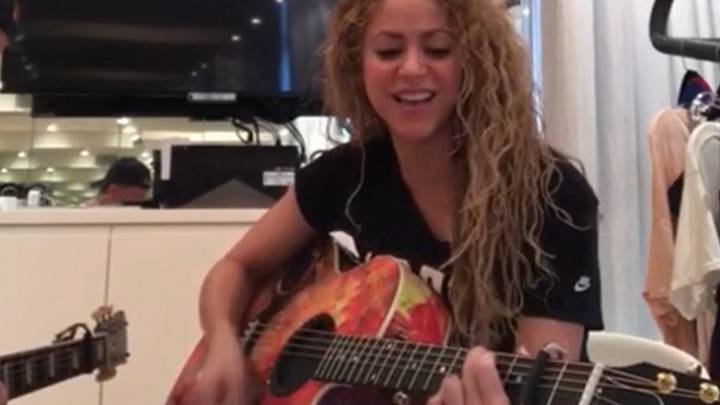 Shakira interpreta a la guitarra su canción Amarillo en un vídeo de Instagram.