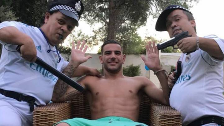 Theo Hernández acompañado de dos hombres disfrazados de policías.