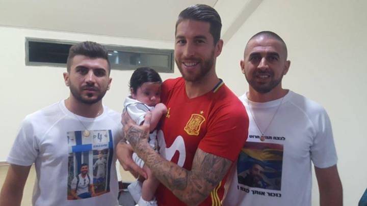 Sergio Ramos en Israel con el pequeño Ramos en brazos, el hijo del fallecido policía Haiel Sitawe, y dos de sus familiares. Foto Twitter @MadridistaCoil