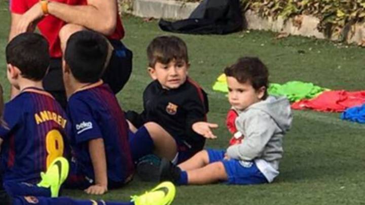 Lionel Messi junto a sus hijos Thiago y Mateo.