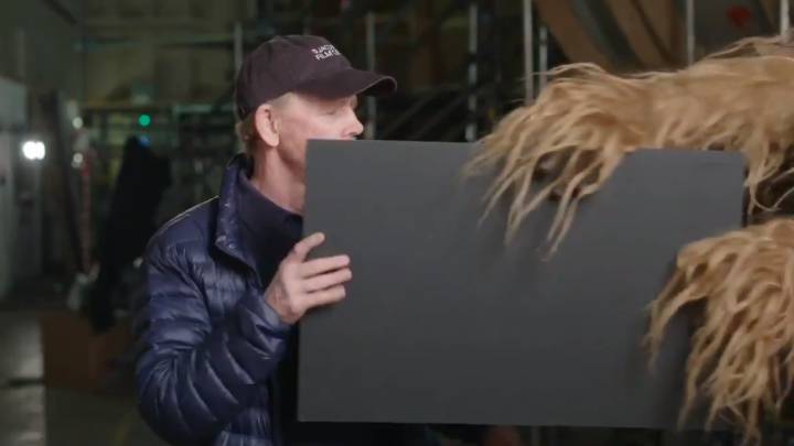 Ron Howard sostiene un cartel con el nombre de Solo: Una historia de Star Wars.