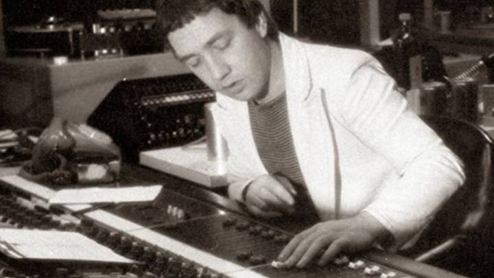 George Young en una mesa de estudio.