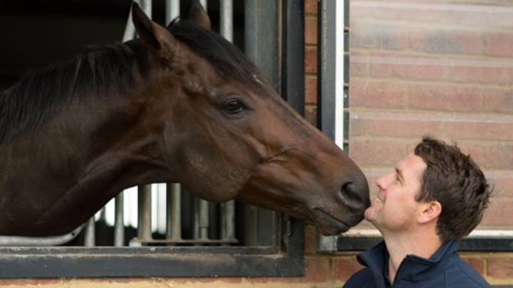El exfutbolista inglés Michael Owen con un caballo. Foto Twitter