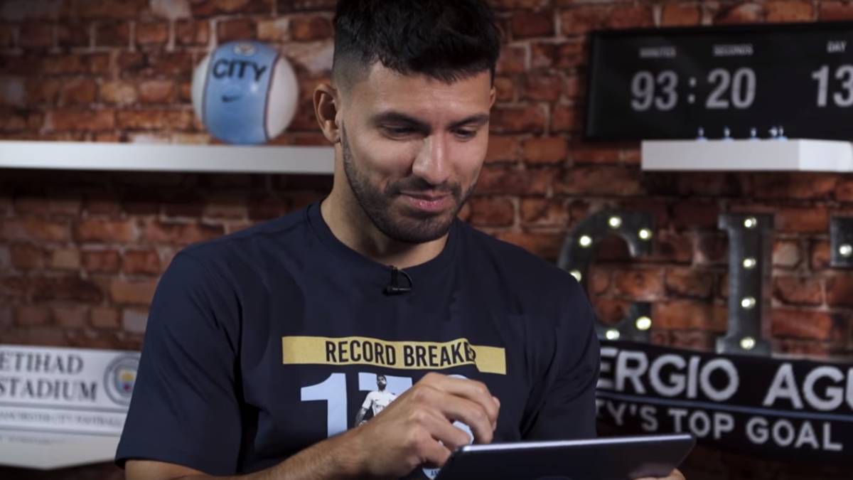 Sergio Agüero mira una tablet.