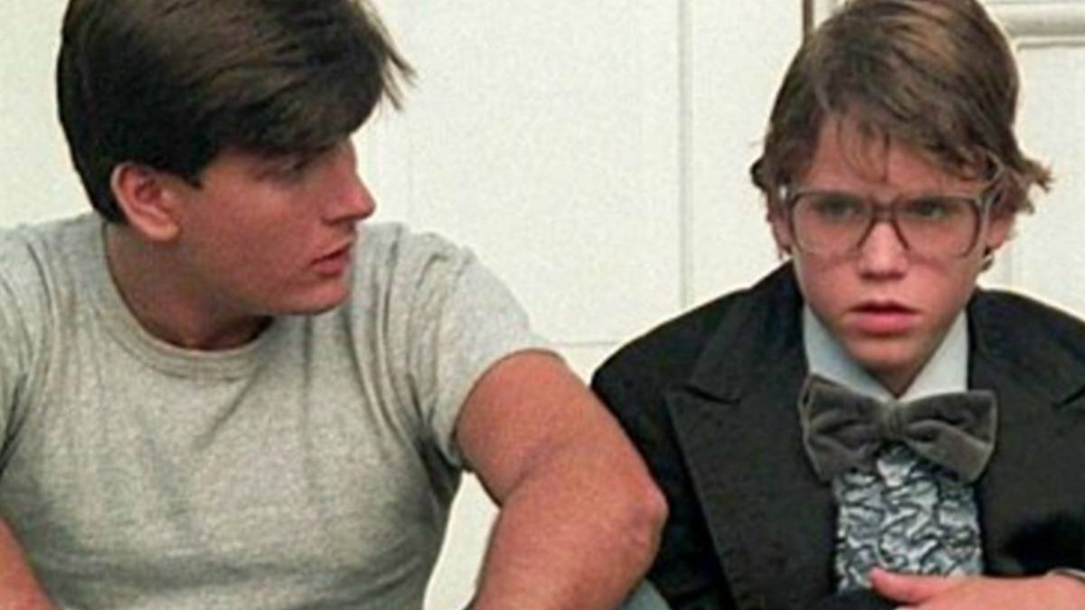 Charlie Sheen con el actor Corey Haim en la película "Lucas" de 1986. Foto Twitter