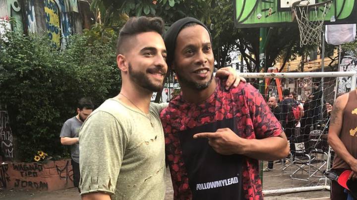 El cantante colombiano Maluma con el exfutbolista brasileño Ronaldinho mientras graban en Brasil el videoclip de la canción "Corazón". Foto Instagram @ronaldinho
