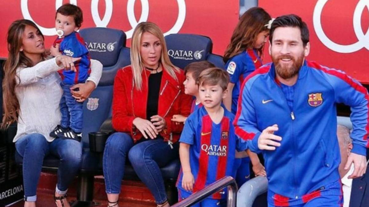 Lionel Messi saliendo del vestuario con su familia y la de Luis Suárez en el banquillo. Foto Instagram @miguelruizfcb
