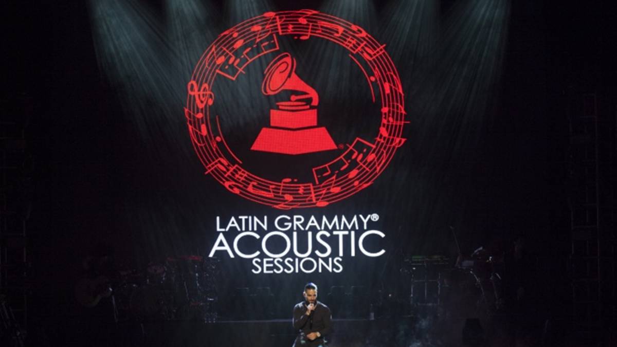 Maluma en la sesión acústica de los Grammy Latinos.