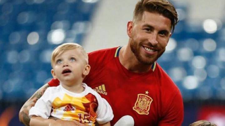 Sergio Ramos con sus dos hijos, Sergio Jr. y Marco, todos vestidos con los colores de la selección española. Foto Instagram @sergioramos