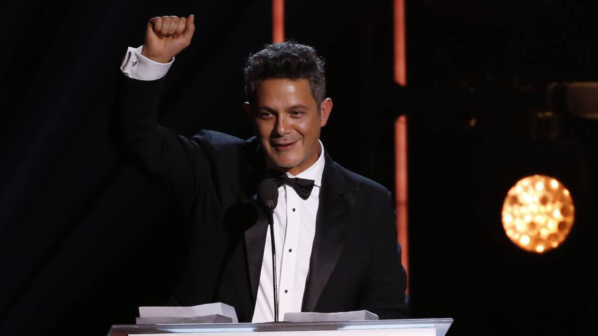 Alejandro Sanz recibiendo el Premio a la Persona del año por la Academia Latina de la Grabación en una gala homenaje celebrada en la antesala de la 18ª edición de los Premios Grammy Latino 2017. REUTERS/MARIO ANZUONI