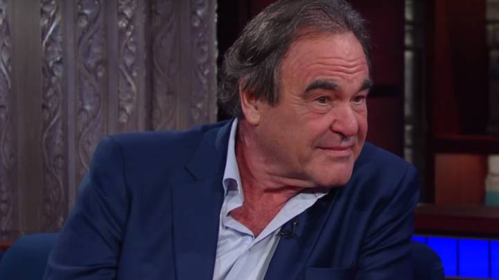 Oliver Stone durante una entrevista en el programa The Late Show with Stephen Colbert.
