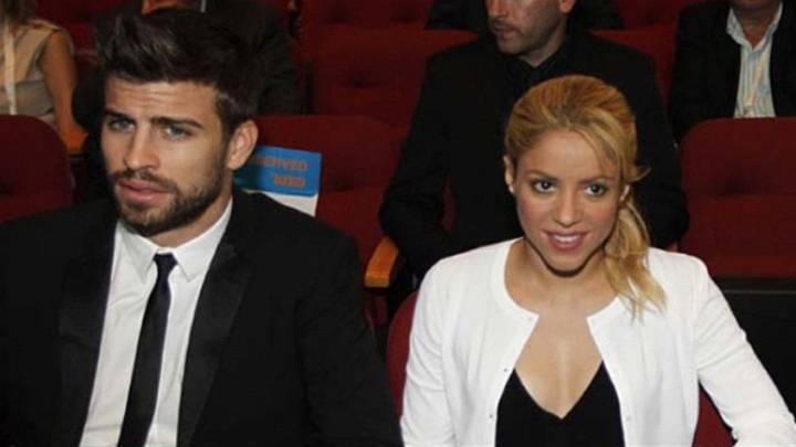 Gerard Piqué y Shakira sentados en una sala. Foto Instagram @shakirapique
