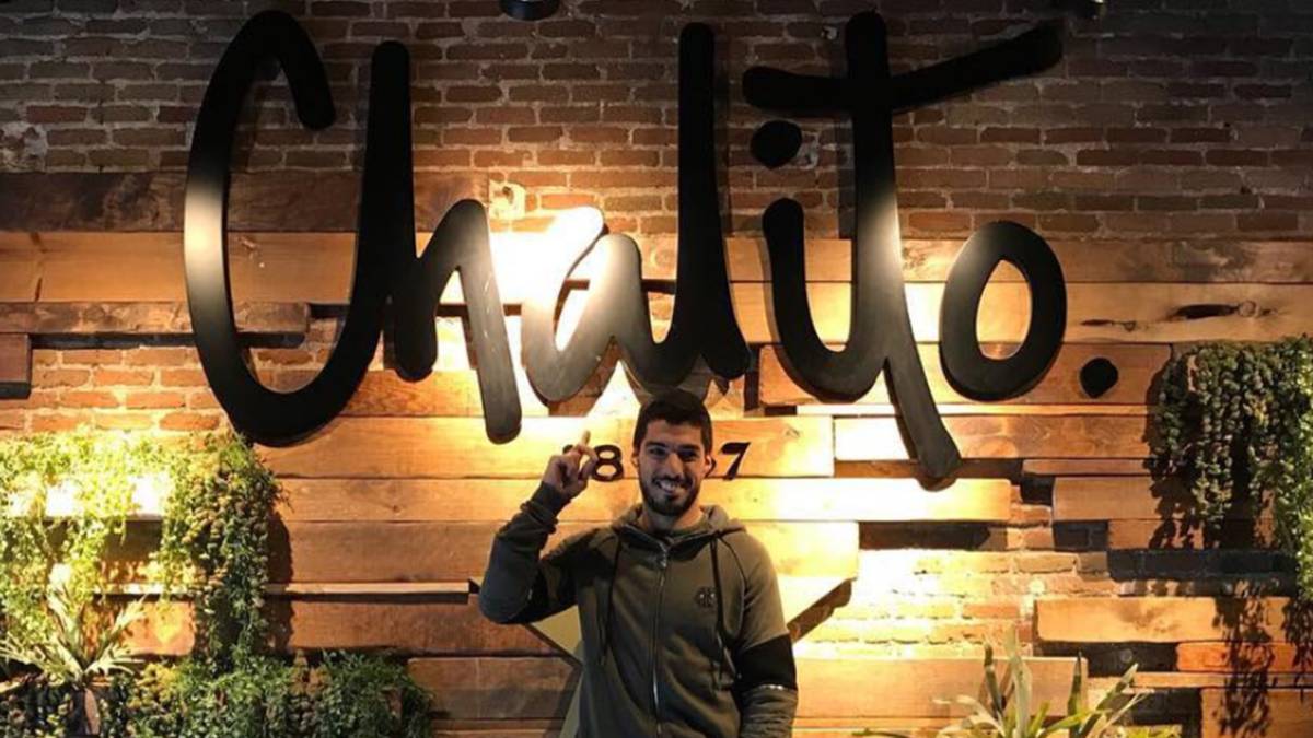 Luis Suárez, el delantero uruguayo del Barcelona, en su nuevo restaurante en el centro de Barcelona: 'Chalito Rambla Catalunya'. Foto Instagram @luissuarez9