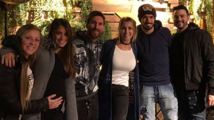 Lionel Messi y Luis Suárez con sus mujeres, Antonella Roccuzzo y Sofi Balbi, y otra pareja de amigos en el restaurante del delantero uruguayo en Barcelona "Chalito Rambla Catalunya". Foto Instagram @antoroccuzzo88