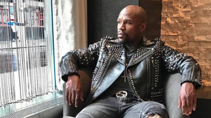 Floyd Mayweather sentado en un sillón. Foto Instagram @floydmayweather