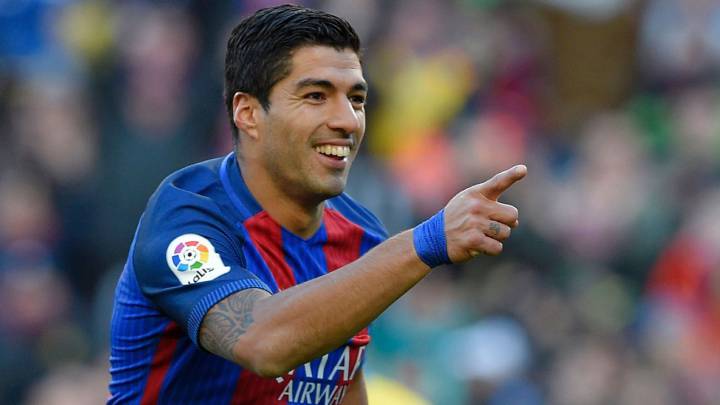 Las risas de Luis Suárez con las zapatillas de Denis Suárez
