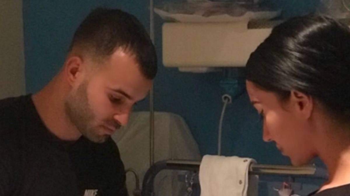 Jesé Rodríguez y Aurah Ruiz en un hospital de Madrid con su hijo Nyan. Foto Twitter @jeserodriguez10