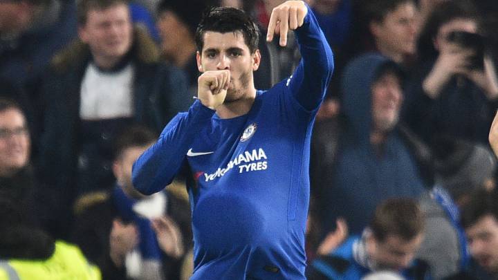 Álvaro Morata dedicando su gol con el Chelsea ante el Bournemouth en la Copa de la Liga a su mujer Alice Campello y al bebé que están esperando. AFP/GLYN KIRK