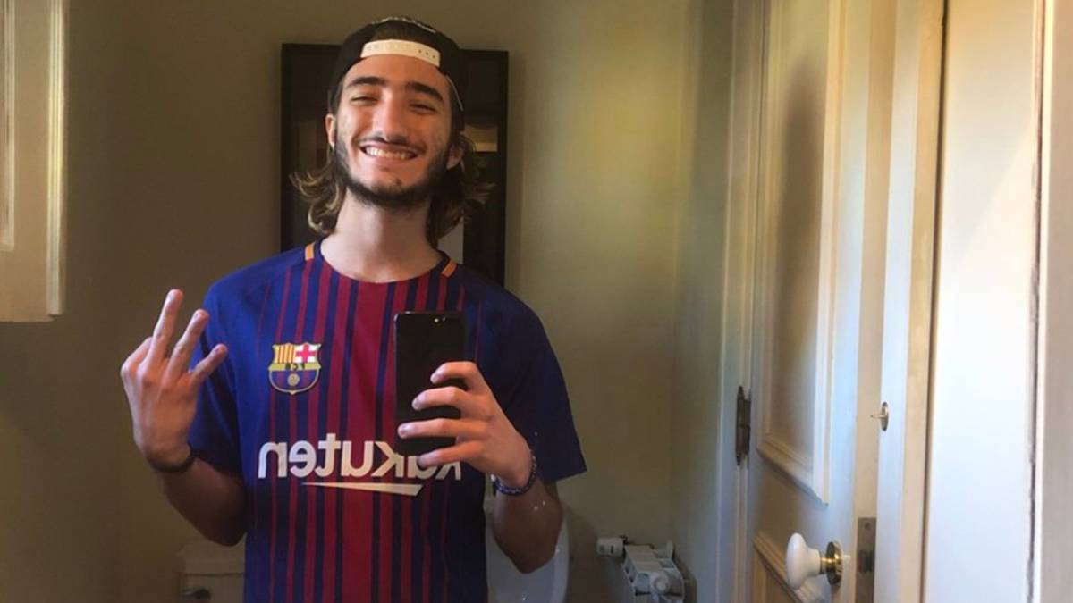 El hijo de José Mourinho, José Jr., posando con la camiseta del Barça y haciendo un tres con la mano tras la victoria de los culés por 0-3 al Real Madrid en el primer clásico de la temporada de Liga 2017/2018 en el Santiago Bernabéu. Foto Twitter @FFC_JM