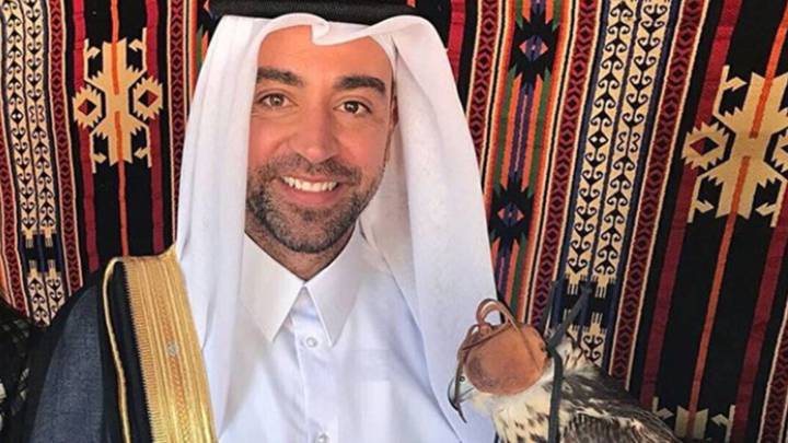 Xavi Hernández, exfutbolista del Barça y actual jugador del Al-Sadd de Qatar, vestido de jeque con un aguila. Foto Instagram @xavihernandezoficial