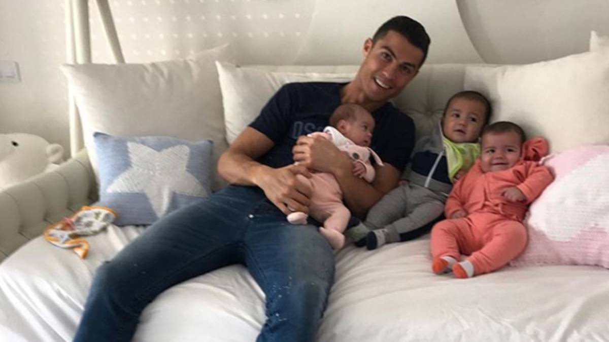 Cristiano Ronaldo con sus tres hijos pequeños, los mellizos Eva y Mateo y Alana Martina. Foto Instagram @cristiano