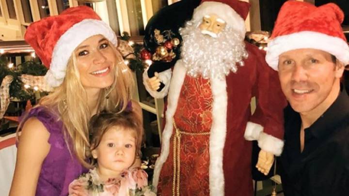 Simeone y Carla Pereyra con su hija Francesca en su cena de Nochebuena 2017 en Dubái. Foto Instagram @carla.pereyra15
