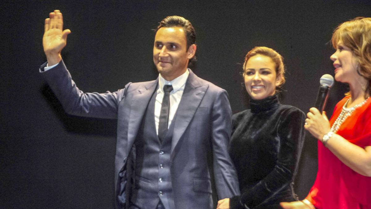 El portero costarricense del Real Madrid, Keylor Navas con su mujer Andrea Salas y la periodista Glennda Umaña en la presentación de su película biográfica "Hombre de fe" en 26 de diciembre de 2017 en el Centro de Eventos Pedregal, en Belén, provincia de Heredia (Costa Rica). EFE/Alexander Otárola