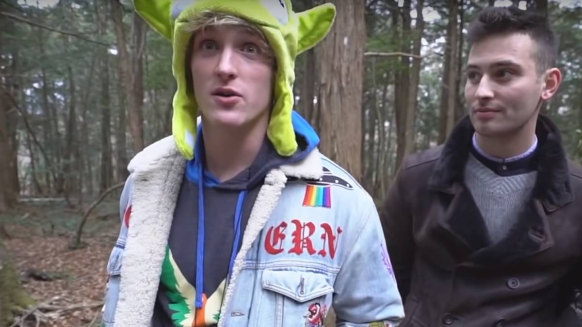 Logan Paul junto a sus acompañantes en el vídeo en el que muestra a un cadáver.