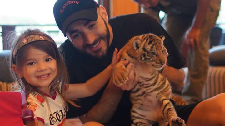 El futbolista francés Karim Benzema con una cría de tigre en brazos y su hija Melia al lado. Foto Instagram @karimbenzema