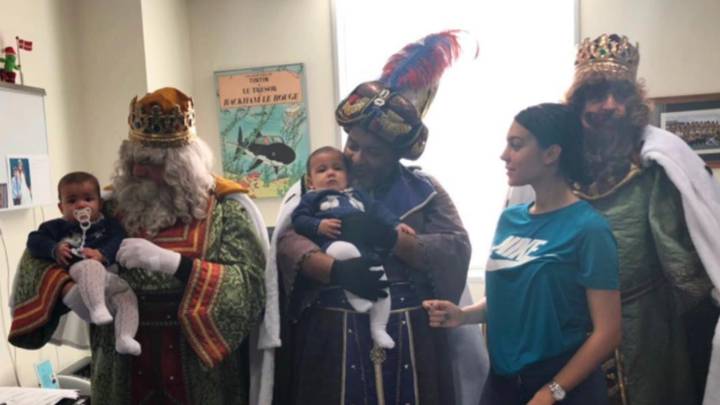 Georgina Rodríguez con los hijos mellizos de Cristiano Ronaldo, Eva y Mateo, en su primer encuentro con los Reyes Magos. Foto Instagram @georginagio