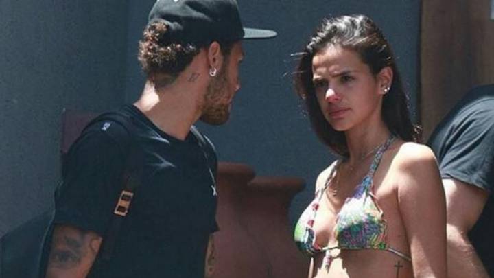 Bruna Marquezine despidiéndose de Neymar con cara triste tras pasar juntos unos días en las Navidades de 2017. Foto Instagram