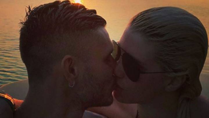 Wanda Nara y Mauro Icardi se besan en una foto de Instagram.