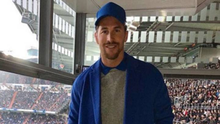 Sergio Ramos, de azul eléctrico en el palco del Bernabéu.