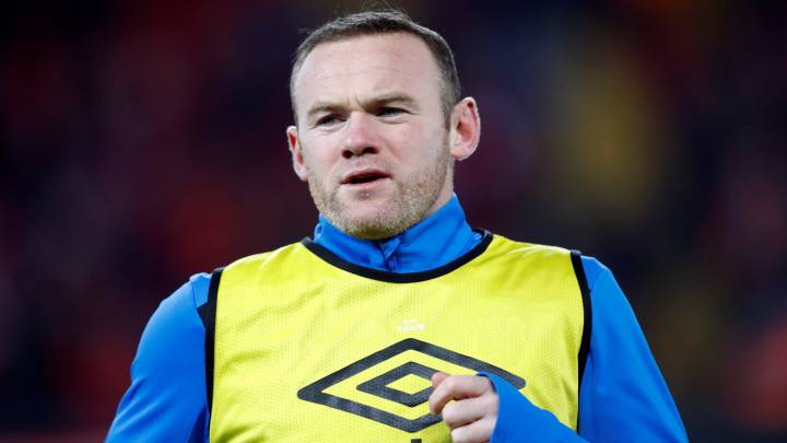 Wayne Rooney calentando en Anfield antes de enfrentarse al Liverpool con el Everton.