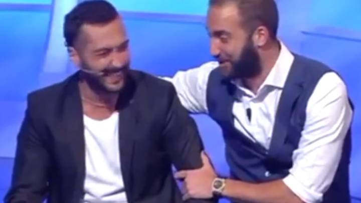 Gonzalo Higuaín con un seguidor suyo y de la Juventus en la sorpresa que le dio en el programa de televisión italiano "C'e posta per te"