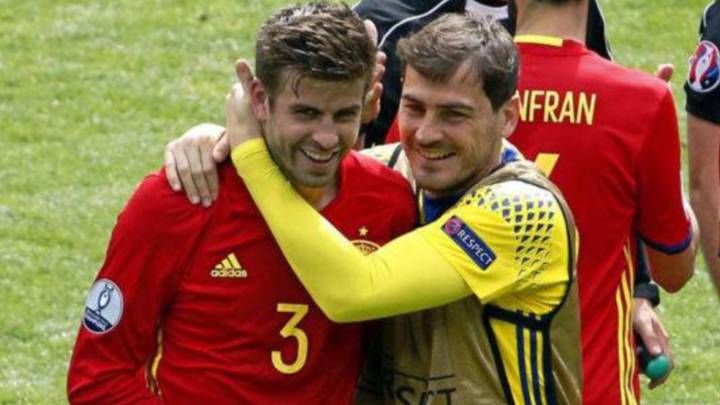 Iker Casillas con Gerard Piqué con la selección española. Foto Facebook