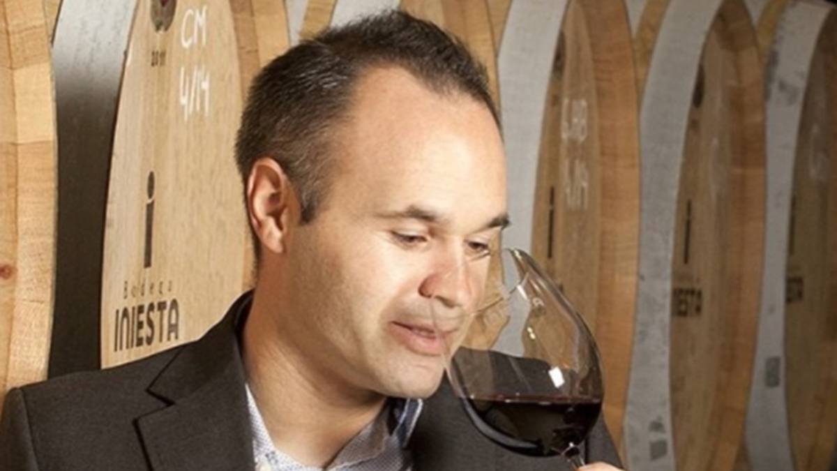 Andrés Iniesta oliendo un vino de su bodega, Bodega Iniesta. Foto Instagram @bodegainiesta